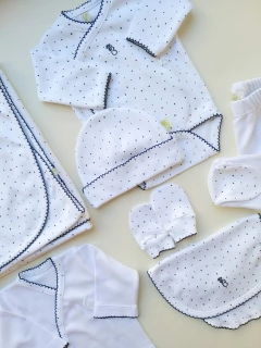 Imagen de AJUAR 8 PIEZAS PINTITAS AZUL PIMA: MANTA, BODY, BATITA, RANITA, BABERO, BABITA, GORRO Y MITONES (BROSET8P-18P)
