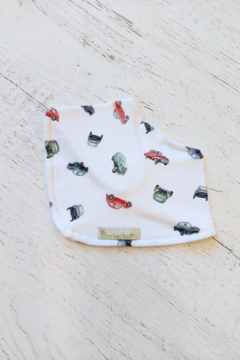 BABERO BANDANA AUTOS BLANCO - BROTECITOS (BROBABEBAN-EC)