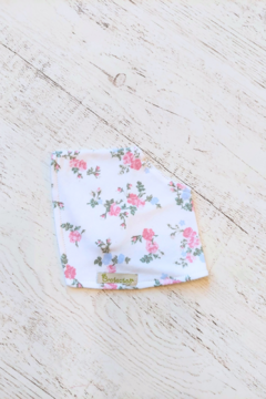 BABERO BANDANA FLORAL - BROTECITOS (BROBABEBAN-FL)