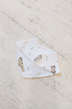 BABERO BANDANA HOJITAS BLANCO - BROTECITOS (BROBABEBAN-H01)