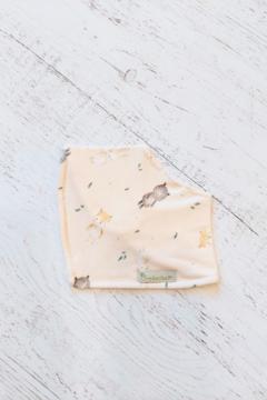 BABERO BANDANA HOJITAS NATURAL - BROTECITOS (BROBABEBAN-HNT)