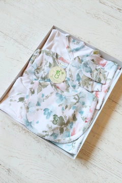 AJUAR 8 PIEZAS ILUSION CELESTE PIMA: MANTA, BODY, BATITA, RANITA, BABERO, BABITA, GORRO Y MITO (BROSET8P-EZ)