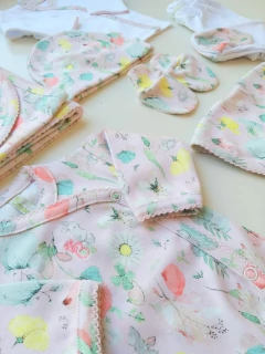 AJUAR 8 PIEZAS PETALOS ROSA PIMA: MANTA, BODY, BATITA, RANITA, BABERO, BABITA, GORRO Y MITONES (BROSET8P-CU) - Mamá Coneja