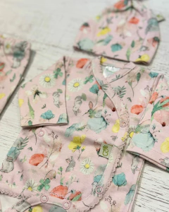 SET BODY RANITA Y GORRO PETALOS ROSA - BROTECITOS (BPRE00702-CU) - comprar online