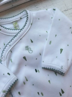 AJUAR 8 PIEZAS PINITOS BLANCO: MANTA, BODY, BATITA, RANITA, BABERO, BABITA, GORRO Y MITONES (BROSET8P-DB) - Mamá Coneja