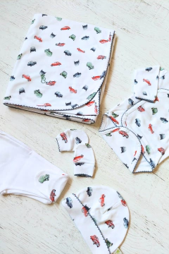 AJUAR 5 PIEZAS AUTOS BLANCO: MANTA, BODY, RANITA, GORRO Y MITONES (BROSET5P2-EC) - Mamá Coneja