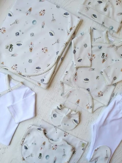 AJUAR 8 PIEZAS ESPACIO: MANTA, BODY, BATITA, RANITA, BABERO, BABITA, GORRO Y MITONES (BROSET8P-ER)