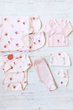 Imagen de AJUAR 8 PIEZAS POEMA ROSA: MANTA, BODY, BATITA, RANITA, BABERO, BABITA, GORRO Y MITONES (BROSET8P-GP)