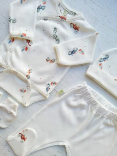 AJUAR 4 PIEZAS GLOBOS Y AUTOS ROJO: BODY, RANITA, GORRO Y MITONES (BROSETB-DV)