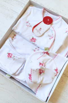 AJUAR 5 PIEZAS POEMA BLANCO: MANTA, BODY, RANITA, GORRO Y MITONES (BROSET5P2-GO) en internet