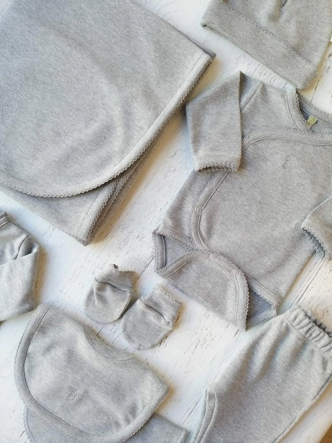 AJUAR 8 PIEZAS GRIS TOPO MELANGE: MANTA, BODY, BATITA, RANITA, BABERO, BABITA, GORRO Y MI (BROSET8P-55T)