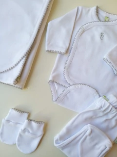 AJUAR 8 PIEZAS BCO/GRIS: MANTA, BODY, BATITA, RANITA, BABERO, BABITA, GORRO Y MITONES (BROSET8P-15) - Mamá Coneja