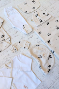 AJUAR 8 PIEZAS PANDA ARENA: MANTA, BODY, BATITA, RANITA, BABERO, BABITA, GORRO Y MITONES (BROSET8P-PA) - comprar online