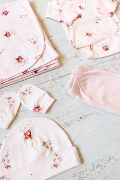 Imagen de AJUAR 5 PIEZAS POEMA ROSA PIMA: MANTA, BODY, RANITA, GORRO Y MITONES (BROSET5P2-GP)