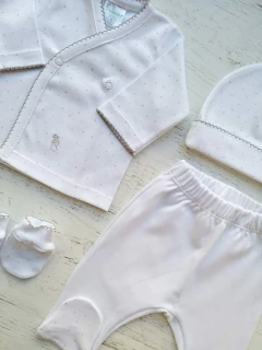 AJUAR 4 PIEZAS PINTITAS GRIS : BATITA, RANITA, GORRO Y MITONES (BROSETA-15P)