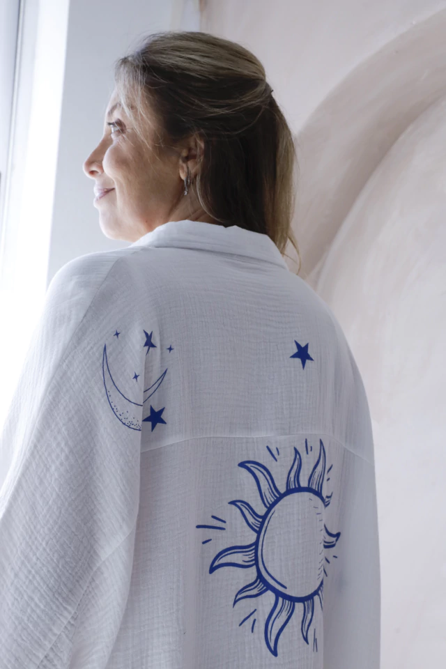 Camisa maxi oversize de lino bambula estampada azul de Kuwana Shop — imagen 2