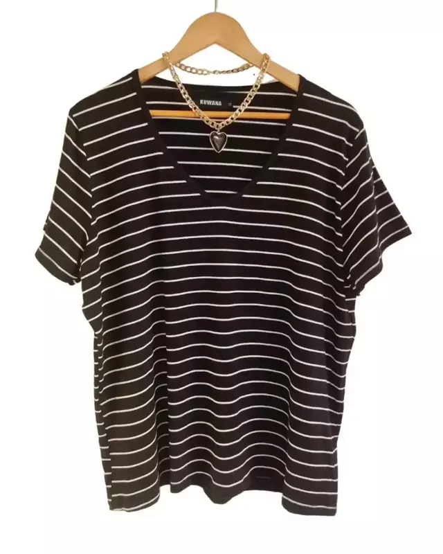 Remera V rayado negra de Kuwana Shop