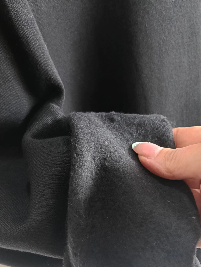 Buzo Friza oversized rock de color negro — imagen 5