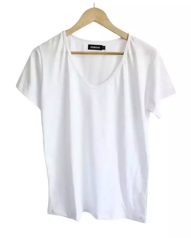 Remera V basic flame white premium de Kuwana Shop