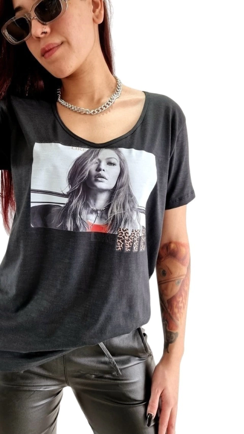 Remera V PREMIUM GIGI Negro Flamee ( 4 talles) - comprar online