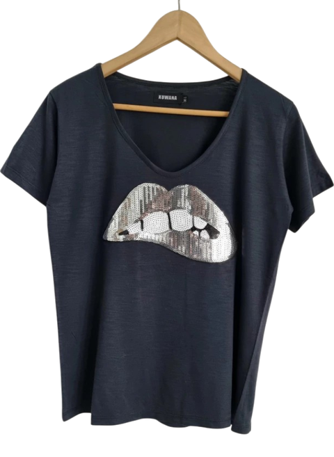 Remera V PREMIUM SILVER LIPS (4 talles)