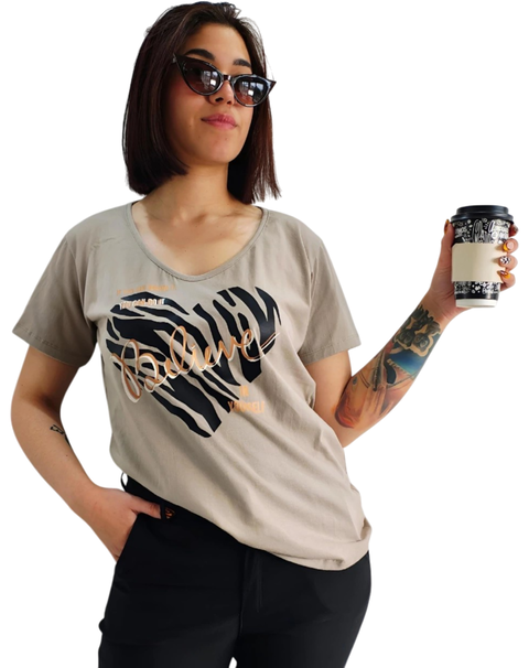 Remera V PREMIUM (4 talles) Believe Print Vison AW25 - comprar online