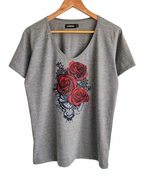OUTLET SIN CAMBIO Remera V PREMIUM ROSARY ROSE (L/XL)