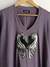 Remera V PREMIUM HEARTH PURPURE (4 talles) - AW25 - Kuwana Shop