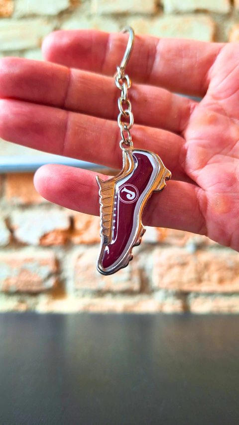 Chaveiro Chuteira grená