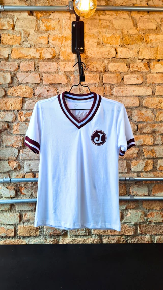 Anos 70 branca c/ escudo bordado - Feminina