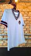 Anos 70 branca c/ escudo bordado - Feminina - comprar online
