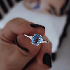 Anillo cubic celeste con micropave Plata 925