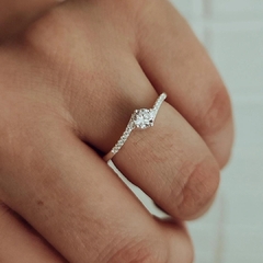 Anillo cubic engarzado irregular con micropave Plata 925