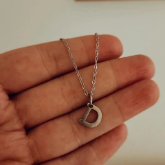 Cadena 45 cm con inicial pequeña 1 cm Acero quirúrgico