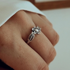 Anillo florcita empavonada Plata 925 en internet