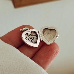 Relicario corazón con florcitas y hojitas calado Plata 925 - comprar online