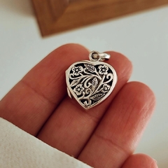 Relicario corazón con florcitas y hojitas calado Plata 925