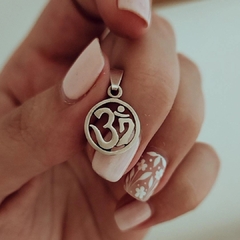Dije "OM" miniatura plata 925 - comprar online