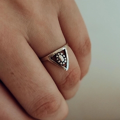 Anillo triángulo con flor estilo hindú plata 925 en internet