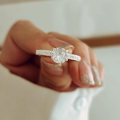 Anillo compromiso con circón engarzado y corazones calados Plata 925