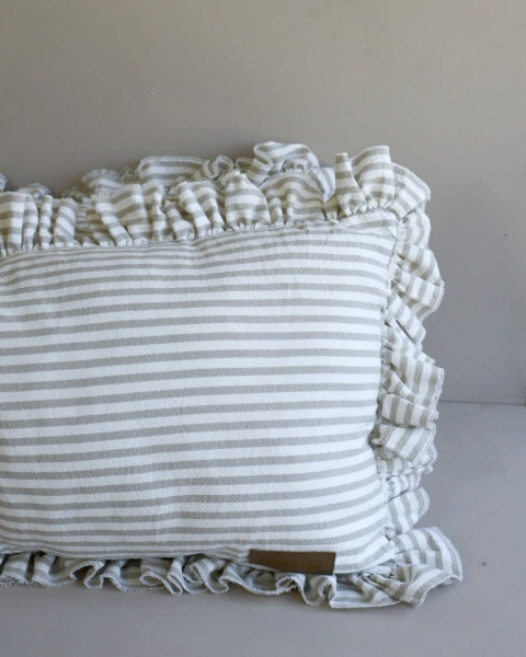 ALMOHADON CAPRI RAYA FINA BEIGE CON VOLADOS - Casa Chula
