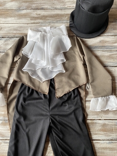 Caballero Patrio. Saco, shabot, pantalon y galera