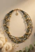 Collar con múltiples hilos y cuentas metálicas