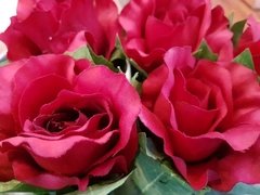 Rosa roja envuelta en hojas - comprar online