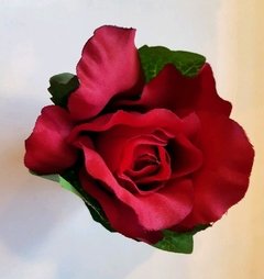 Rosa roja envuelta en hojas en internet