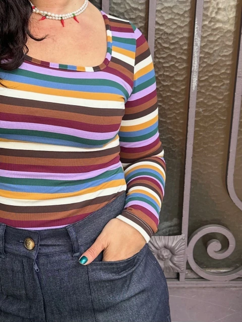 REMERA MANGA LARGA RAYAS "EL MUNDO ESTÁ RAYADO, VOS NO" Multicolores 2