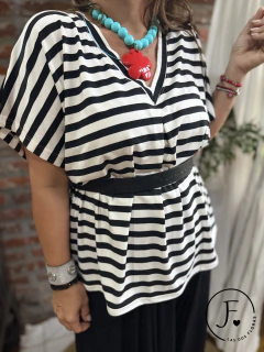 Remera · STRIPES · Escote v - Las Dos Floras ♡ 