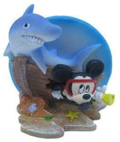 Enfeite de Resina Mickey Mouse Naufrágio com Tubarão para Aquário
