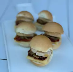 Mini sandwich pollo, queso , tomates confitados, cebollas caramelizadas x10