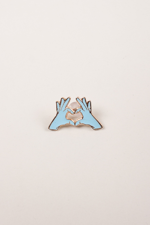Pin guantes corazón celeste